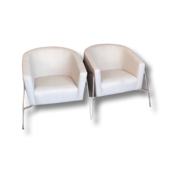 Jogo de (2) Poltronas Modelo Manila com Base de Aço Carbono cor Champagne Tecido Linhão cor Bege Claro - PRONTA ENTREGA