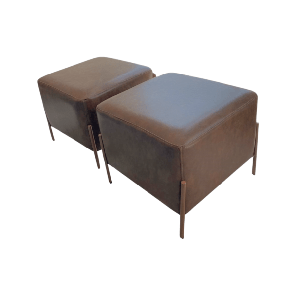 Jogo (2) Puffs Banco Happy Tamanho 45x45 Couro Ecologico cor Marrom Com Pés Aço Carbono cor Preto - PRONTA ENTREGA